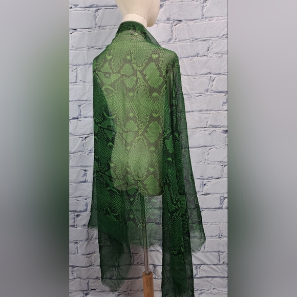 Burberry Women's Scarf Green Reptile Snakeskin 100% Silk Italy 70" x 40" - Picture 14 of 16